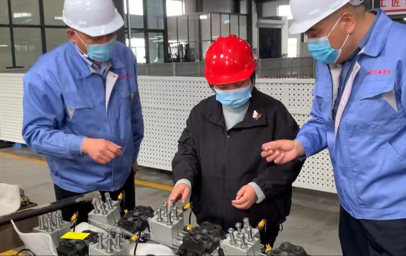 En la mañana del 13 de mayo de 2022, Song Weiwei, secretario del Comité del Partido Municipal de Qingzhou, inspeccionó la seguridad laboral en el lugar.